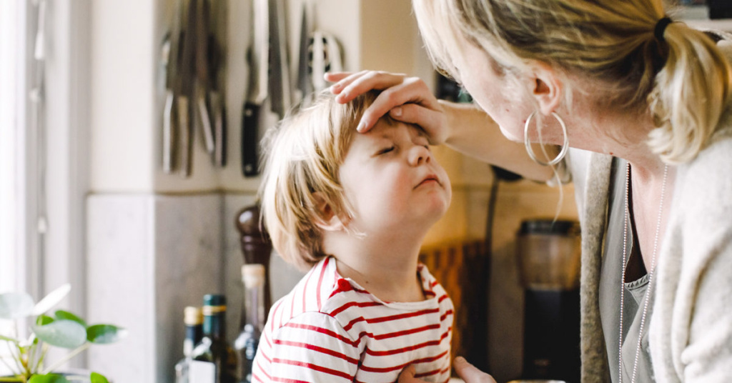 Caring-mother-looking-at-daughters-bruised-eye-in-kitchen-1200x628-facebook-1200x628.jpg